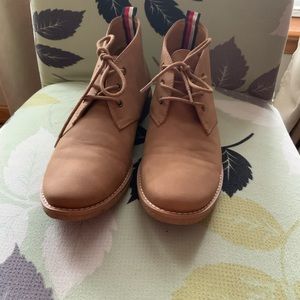 TOMMY HILFIGER chukas boots.